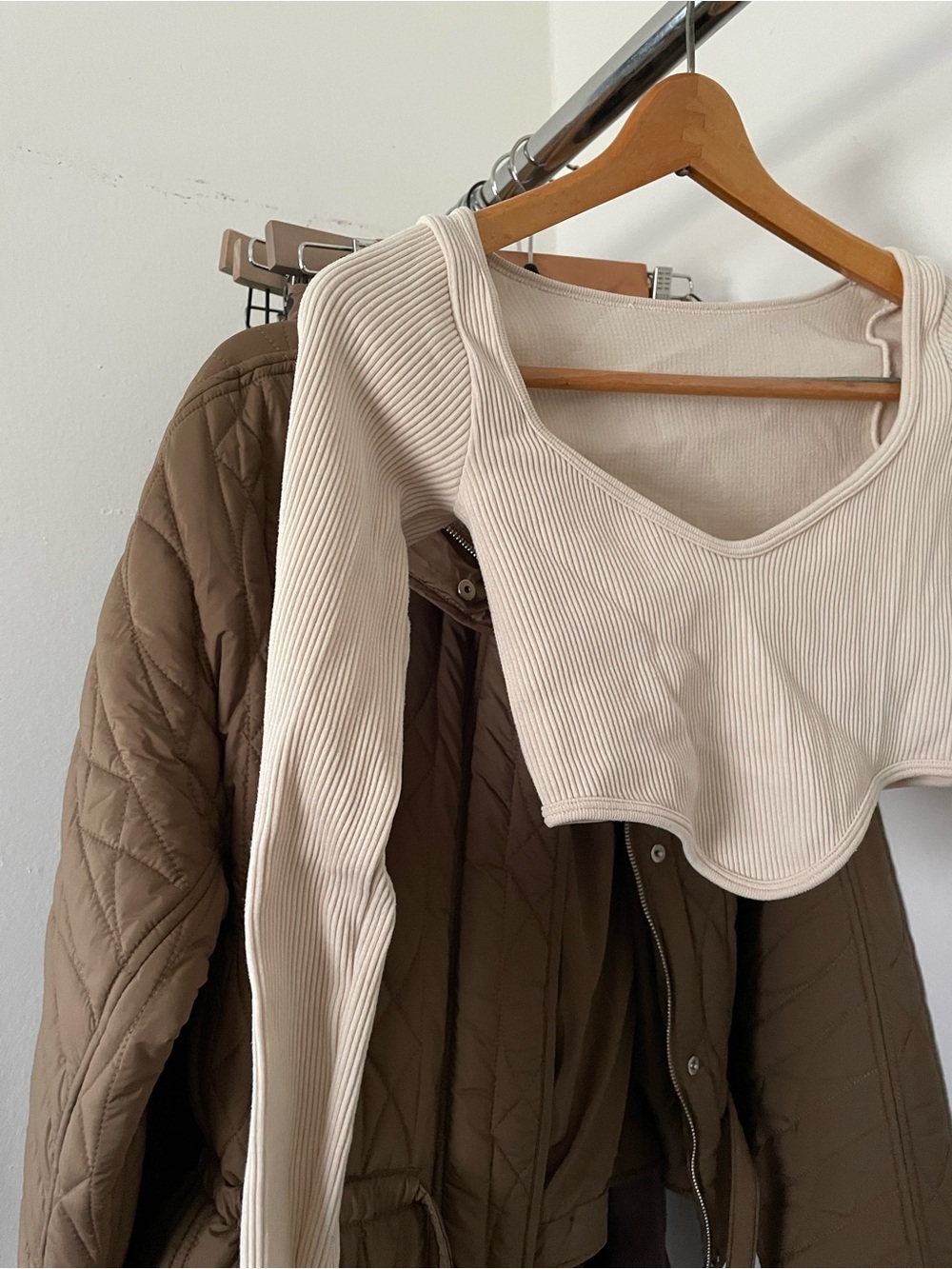 3/$15 Zara Ribbed Long-Sleeve Cropped V-Neck Top in Cream - Picture 2 of 2